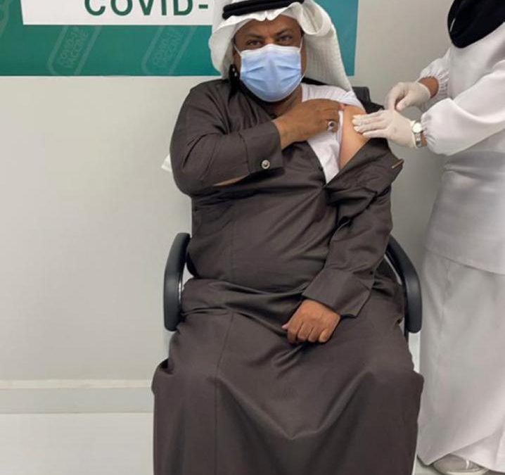 يتلقى رئيس جمعية الحياة اللقاح