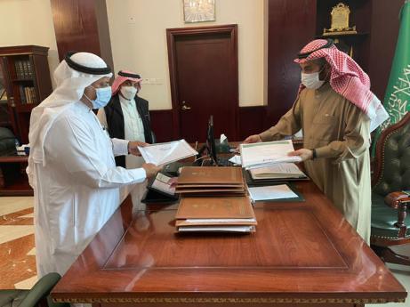 يتسلم محافظ القريات التقرير الختامي لبرامج وانشطة جمعية الحياة